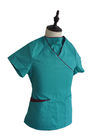 Οι κυρίες απασχολούνται σε ιατρικό τρίβουν το κοστούμι/την περιποίηση σωληνώσεων αντίθεσης τρίβουν τις στολές